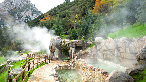 Acceso a 'La Cueva Termal' del Balneario La Hermida