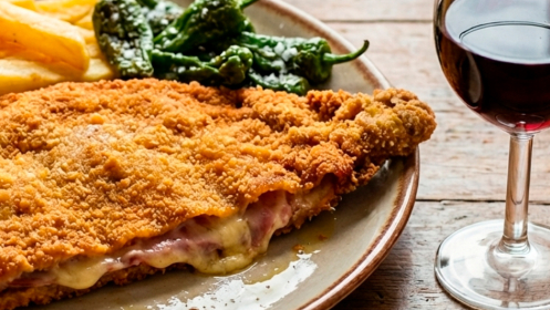 Menú de Cachopo gigante con patatas y pimientos + bebida para 2