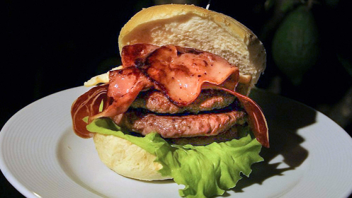 Hamburguesa premium con doble o triple de carne más patatas y be