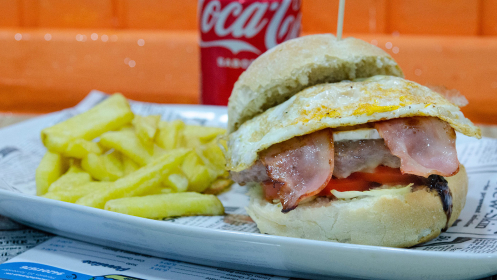 Dos hamburguesas + Patatas + Dos bebidas en Carpanta