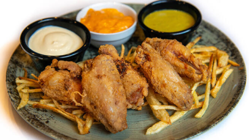 2 ó 3 raciones a elegir, más un cubo con 4 cervezas de 33 cl.